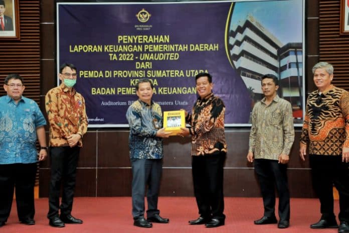 bupati_simalungun_serahkan_lkpd_ta_2022_kepada_bpk_ri_perwakilan_sumut