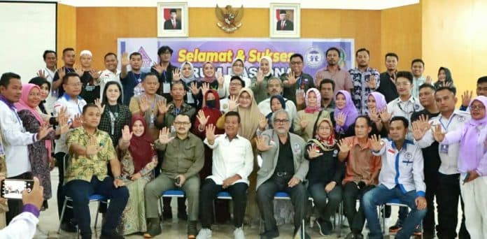 bupati_simalungun_terima_penghargaan_dari_komnas_pa_pada_forum_nasional_perlindungan_anak