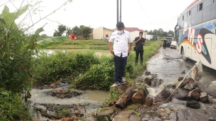 bupati_simalungun_tinjau_kerusakan_jalan_siantar_saribudolok