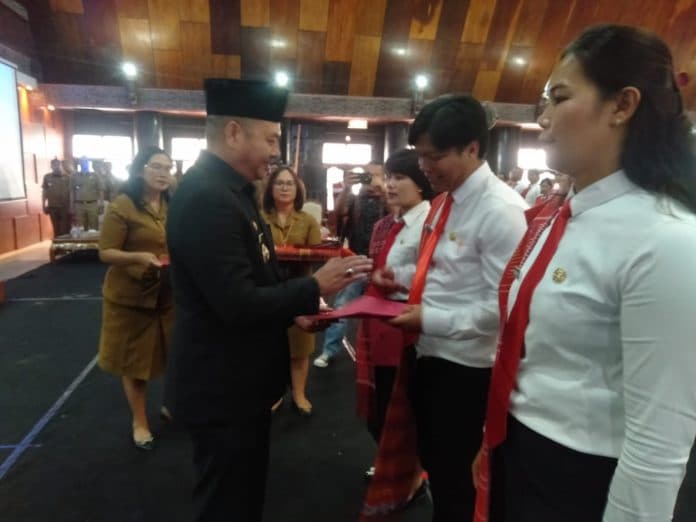 bupati_tapanuli_utara_serahkan_631_sk_pppk_nakes