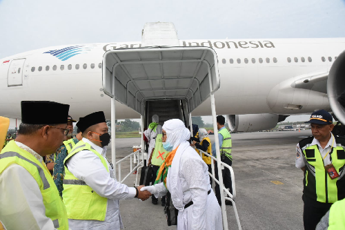 bupati_tapsel_dampingi_calon_jemaah_haji_hingga_ke_asrama_haji_medan