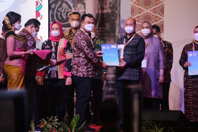 bupati_taput_dilantik_jadi_ketua_bidang_pemerintah_dan_aparatur_apkasi