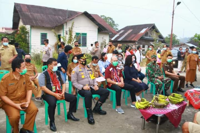 bupati_taput_mangupa_upa_korban_kebakaran_di_tarutung