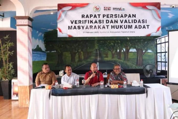 bupati_taput_pimpin_rapat_persiapan_verifikasi_dan_validasi_masyarakat_hukum_adat