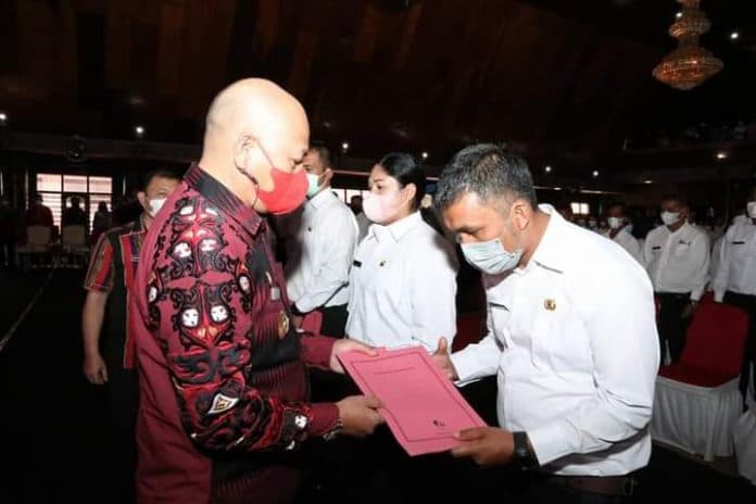 bupati_taput_serahan_406_sk_pengangkatan_pns
