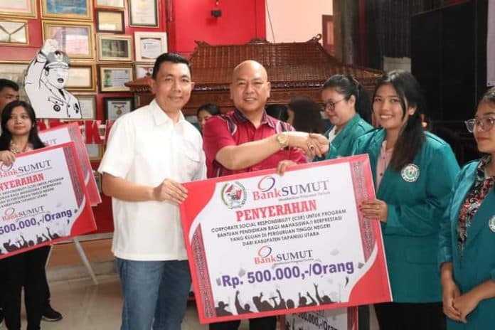 bupati_taput_serahkan_bantuan_pendidikan_kepada_1358_mahasiswa_ptn_berprestasi