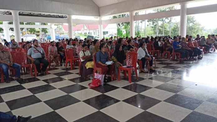 bupati_toba_berharap_pedagang_pasar_terima_kondisi_lapak_dan_kios_pasar_balige