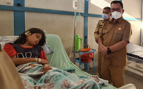 bupati_toba_besuk_korban_tanah_longsor_di_rs_hkbp_balige