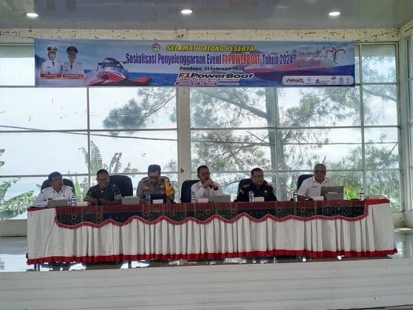 bupati_toba_ingatkan_jangan_sesuka_hati_naikkan_tarif_pada_pengunjung_powerboat