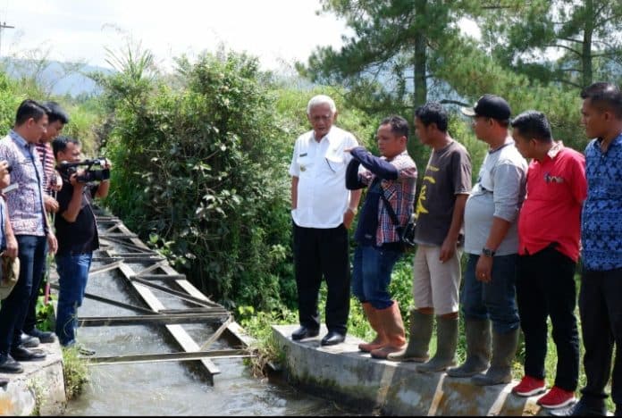 bupati_tobasa_semangati_warga_yang_bergotong_royong
