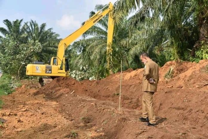bupati_zahir_tinjau_pengerjaan_drainase_jalan_rsud_batu_bara