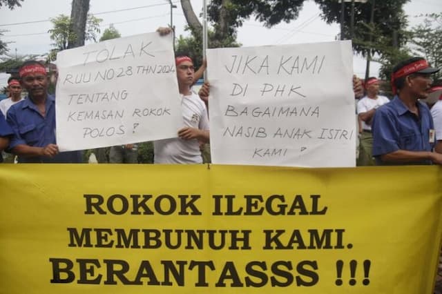 buruh_pt_sttc_tolak_kemasan_rokok_polos_kami_bisa_kehilangan_pekerjaan