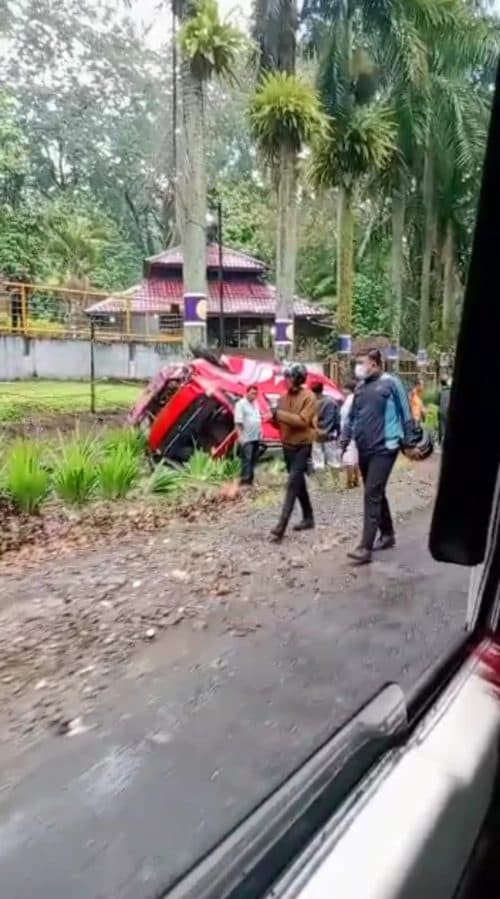 bus_almasar_terguling_di_jalan_lintas_medan_sibolangit