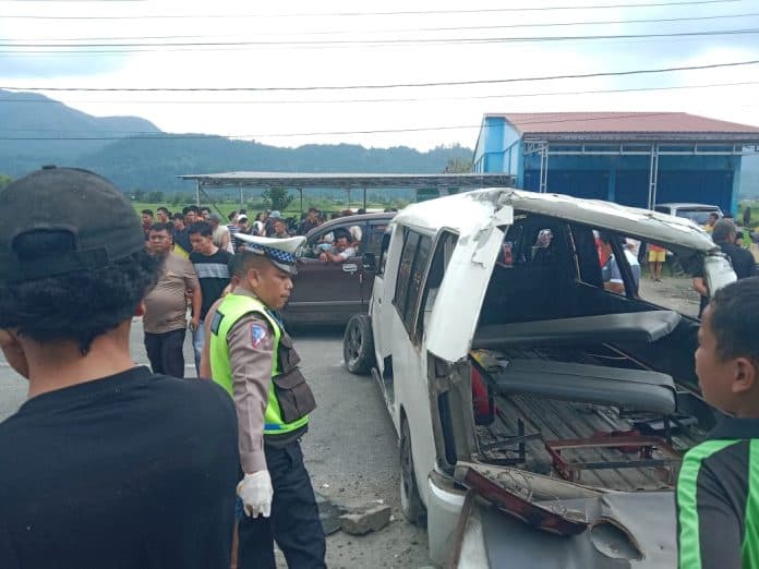 bus_angkutan_di_tarutung_terguling_8_pelajar_luka_luka