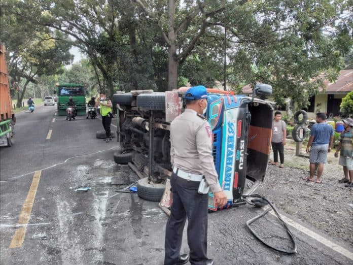 bus_betahamu_terbalik_di_lima_puluh_12_penumpang_luka_luka