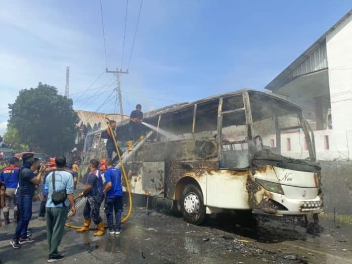 bus_nice_trans_terbakar_di_kawasan_parluasan_siantar