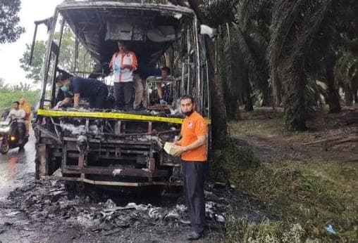 bus_paradep_terbakar_di_pabatu_pemilik_ungkap_begini