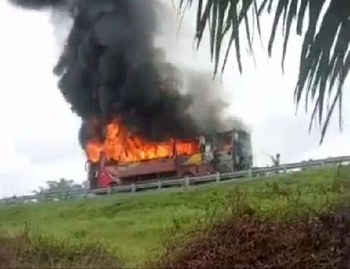 bus_penumpang_cv_makmur_terbakar_di_jalan_tol_sergai