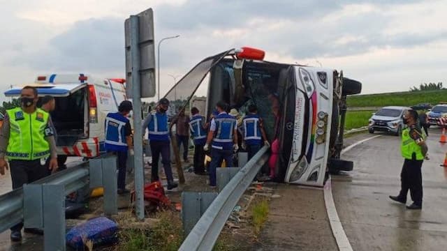 bus_putra_pelangi_asal_padang_terguling_di_tol_tebingtinggi_medan_kernet_tewas_terjepit