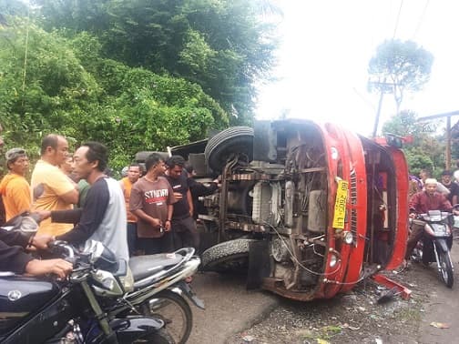 bus_sibual_buali_terguling_di_tapsel_27_orang_pelajar_alami_luka_luka