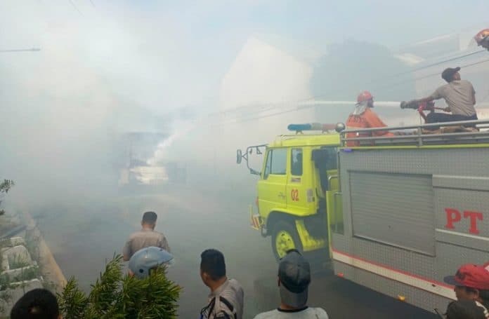 bus_terbakar_di_siantar_si_mobil_hijau_sigap_padamkan_api