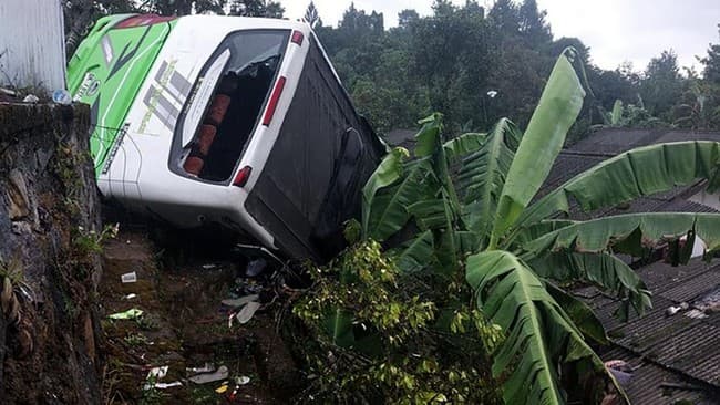 bus_terguling_di_jalur_wisata_puncak_bogor_satu_orang_tewas
