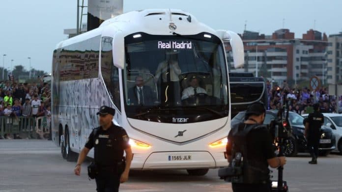 bus_tim_real_madrid_kecelakaan_di_jalan_tol_inggris