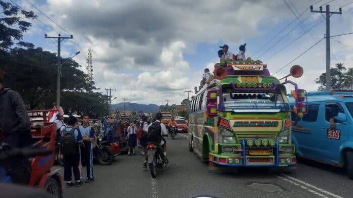 cabut_izin_trayek_angdes_naikkan_penumpang_di_atas_kap_begini_kata_dishub_simalungun