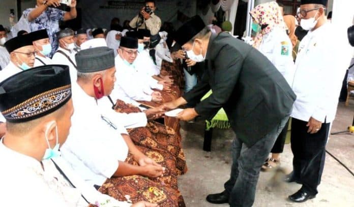 calhaj_asal_simalungun_ditepungtawari_sebelum_berangkat_ke_tanah_suci