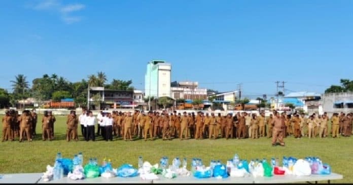 camat_air_putih_kumpulkan_sampel_tanah_dan_air_sambut_dimulainya_pembangunan_kantor_bupati