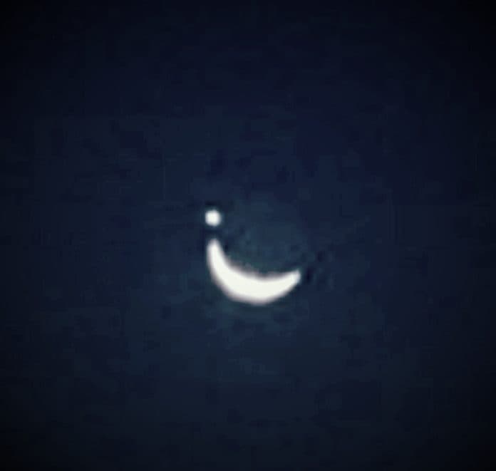 cantiknya_bulan_sabit_malam_kedua_ramadhan_bersanding_dengan_bintang