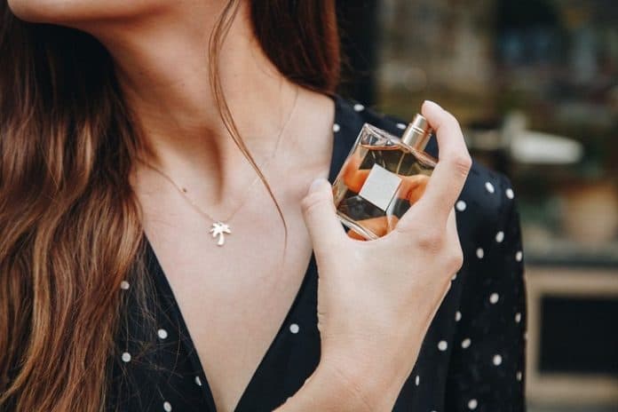 cara_menggunakan_parfum_sehingga_tidak_menganggu_penciuman_orang_lain