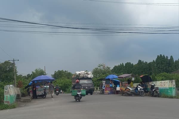 carut_marut_pkl_di_jembatan_kanal_stm_marindal_memicu_kontra