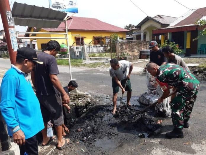cegah_air_tersumbat_warga_dan_koramil_sunggal_bersihkan_paret