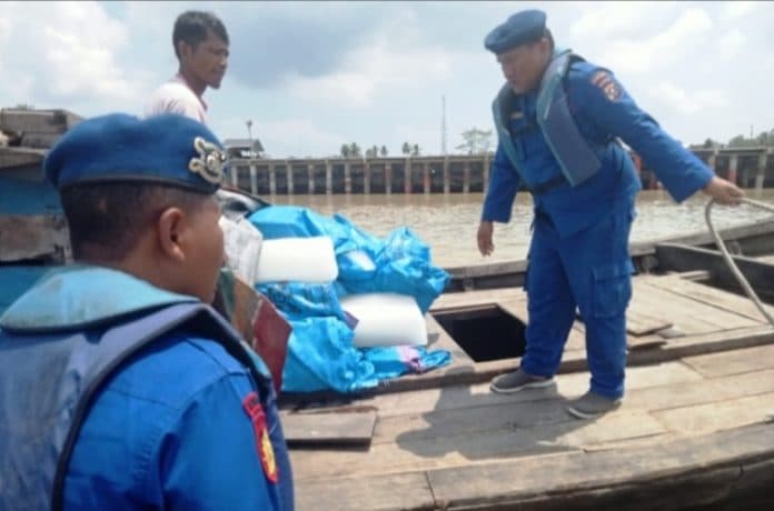 cegah_barang_terlarang_masuk_sat_polairud_polres_tanjungbalai_periksa_kapal_tanpa_nama