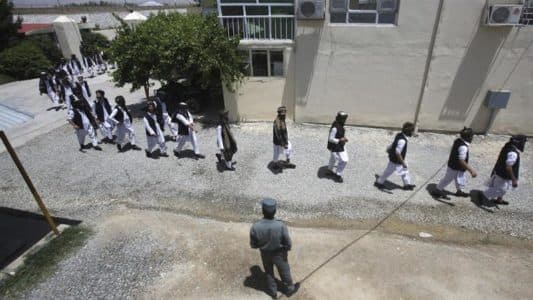 cegah_corona_afghanistan_bebaskan_tahanan_taliban