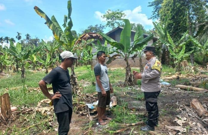 cegah_karhutla_bhabinkamtibmas_polsek_bangun_purba_larang_warga_bakar_hutan
