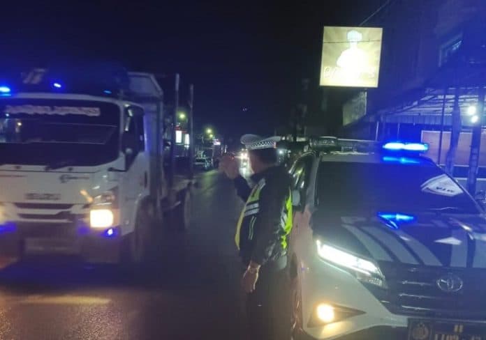 cegah_kejahatan_sat_lantas_polres_toba_gelar_patroli_blue_light