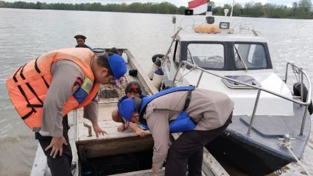 cegah_kejahatan_sat_polair_polres_tanjung_balai_periksa_keluar_masuk_kapal_di_perairan_asahan