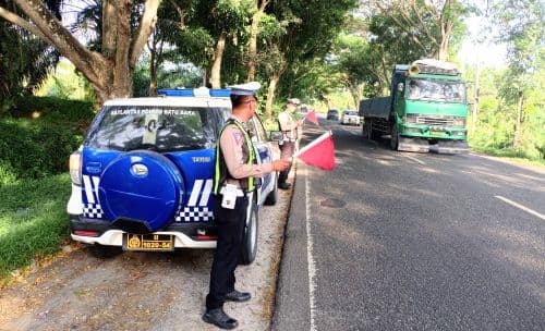 cegah_lakalantas_satlantas_batu_bara_patroli_kibas_bendera