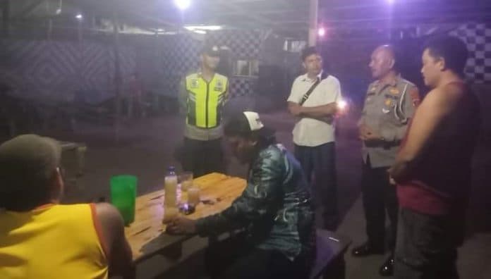 cegah_penyakit_masyarakat_polsek_tanah_jawa_gelar_patroli_diagolis