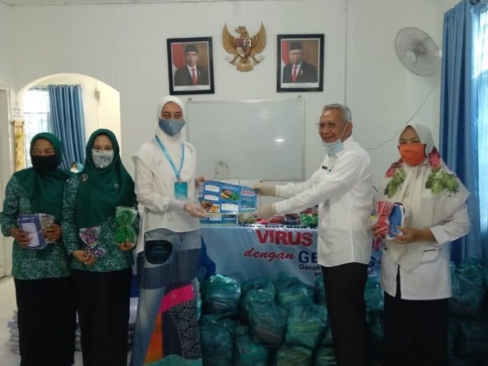 cegah_penyebaran_covid_19_dinkes_batu_bara_hibahkan_apd_ke_tp_pkk_batu_bara