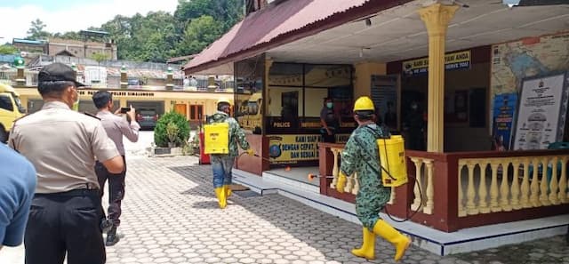 cegah_penyebaran_covid_19_sejumlah_fasilitas_umum_di_parapat_disemprot