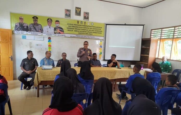 cegah_peredaran_narkoba_polsek_parapat_sambangi_sekolah