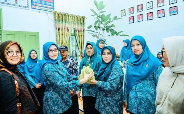 cegah_stunting_pkk_batu_bara_berikan_bibit_tanaman_dan_ikan