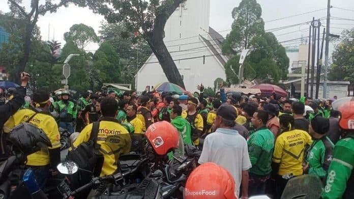cekcok_antara_pendemo_puluhan_driver_ojol_nyaris_adu_jotos_di_depan_kantor_gubernur_sumut