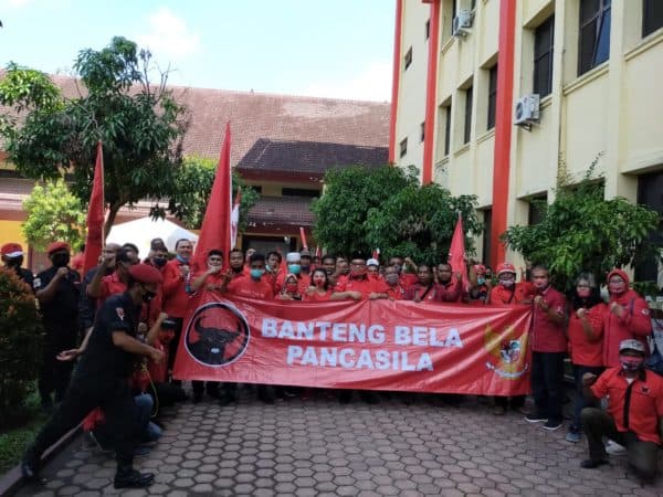 cemarkan_nama_partai_puluhan_kader_pdi_p_laporkan_4_akun_fb_ke_poldasu