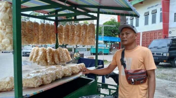cerita_penjual_kerupuk_jangek_kulit_lembu_menghidupi_keluarganya