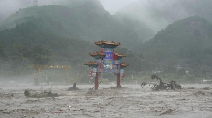 china_hadapi_hujan_paling_lebat_sejak_140_tahun_yang_lalu_banjir_terpa_banyak_daerah