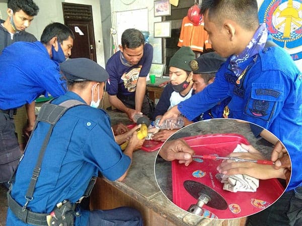 cincin_pria_ini_bikin_repot_petugas_damkar_deli_serdang